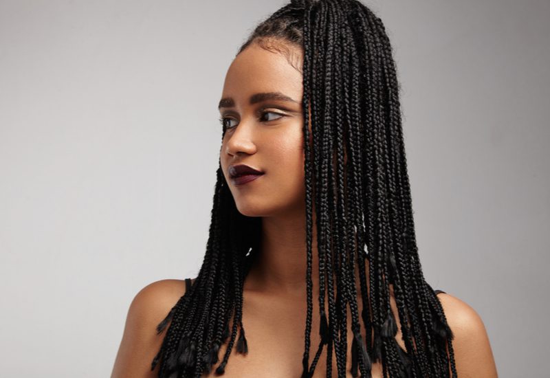 Gouden Hardware en rood getipte Box Braids