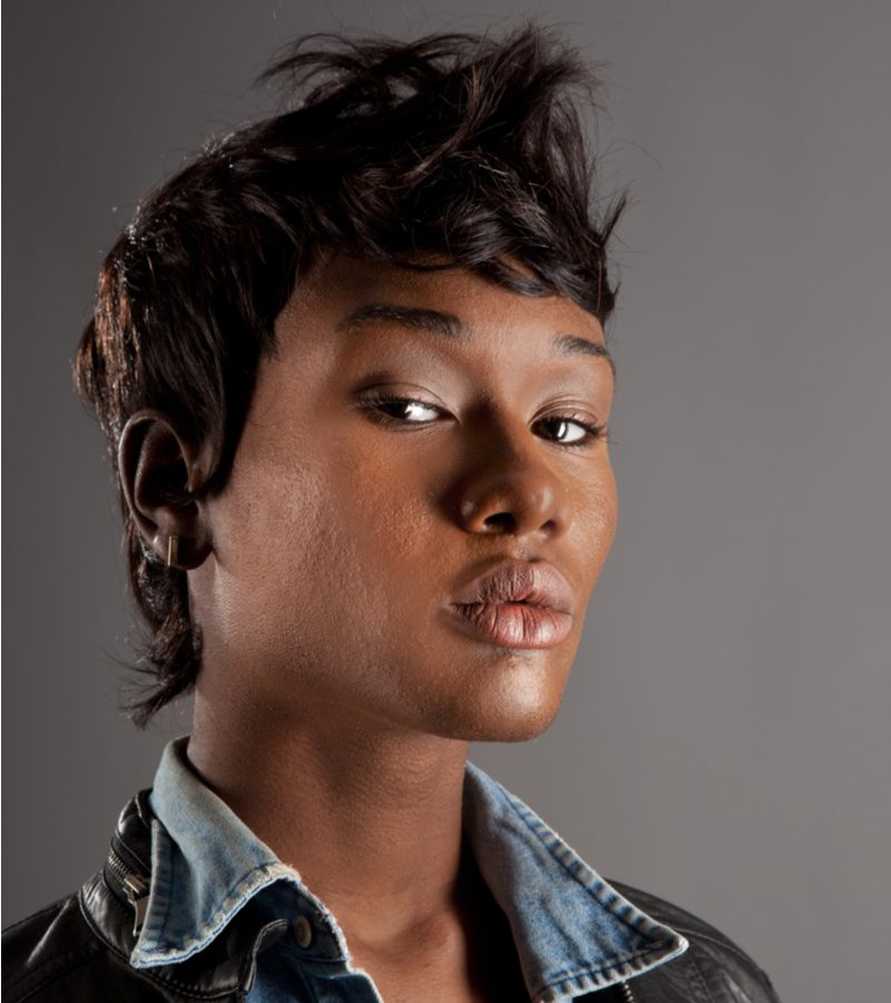 Messy Faux Hawk op een vrouw in een jean shirt onder een zwart leren jasje.