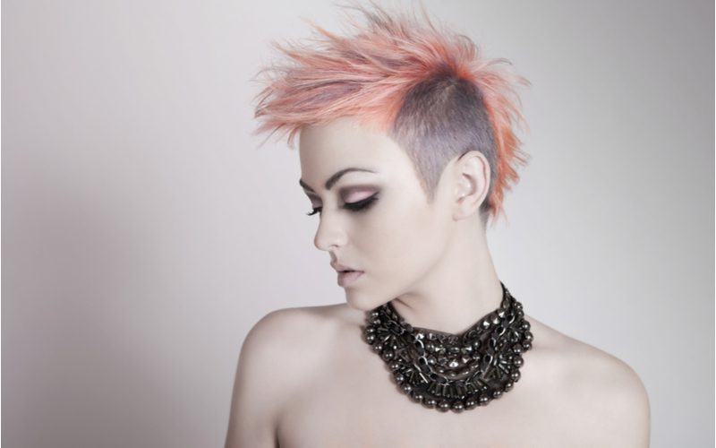 Punk kapsel getiteld Hi-Contrast Punky Pastels op een vrouw met alleen een kralenketting