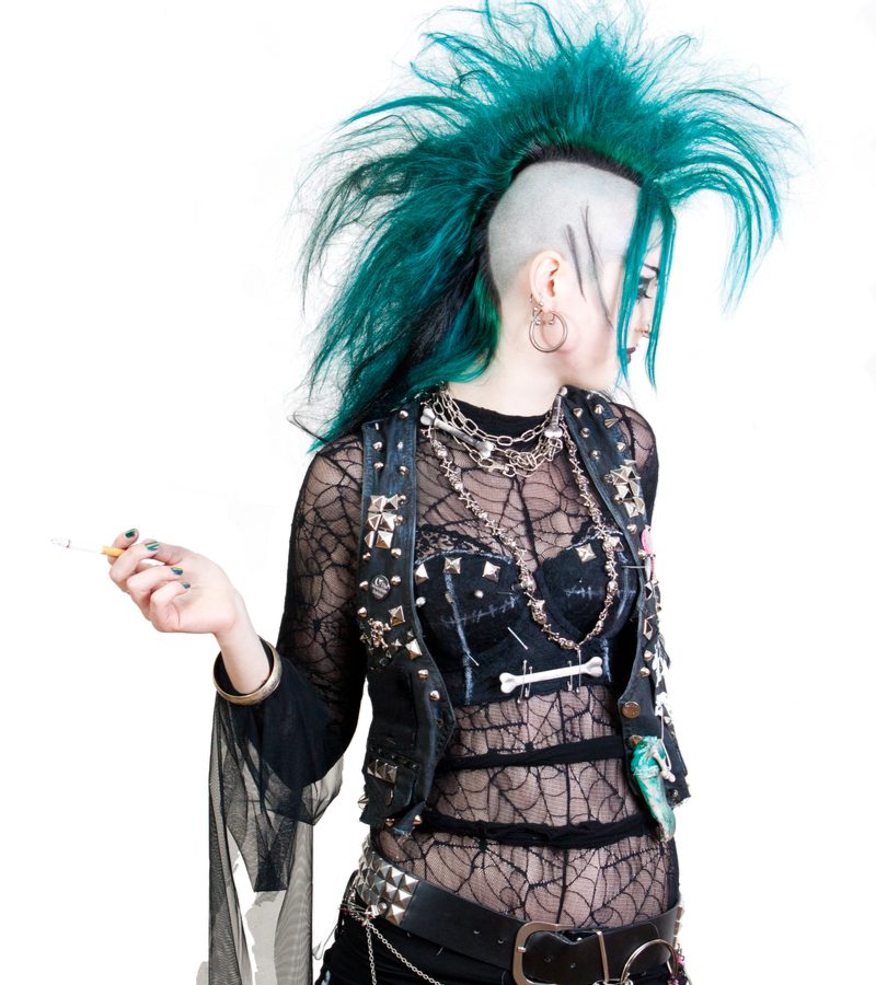 Ultra Long Deathhawk punk kapsel gedragen door een vrouw in volledig zwart