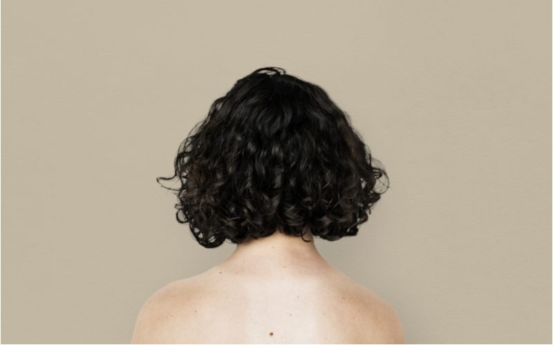 Ebony Chin-Length Curls als inspo voor een krullende bob kapsel roundup