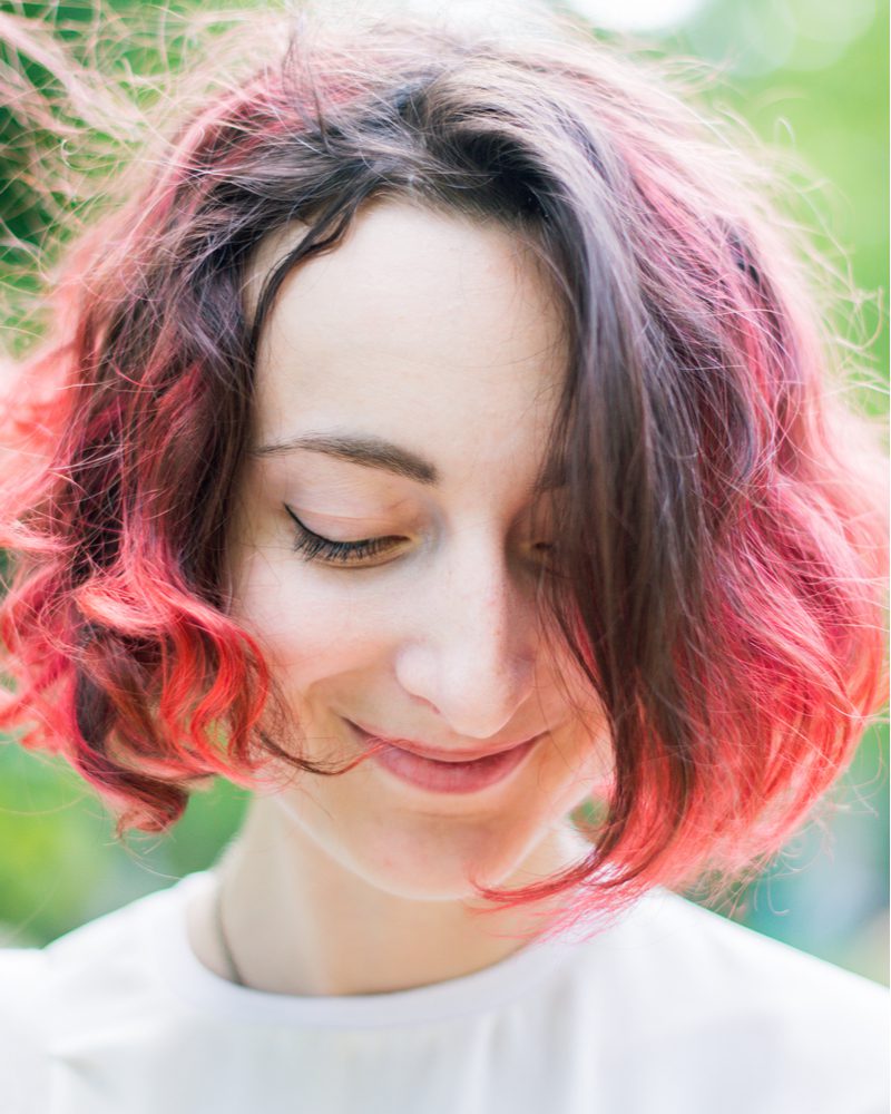 Mismatched Curly Bob Met Gezichtsbedekkende Stukken