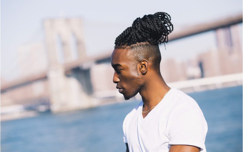 Man met undercut met box braids en bun