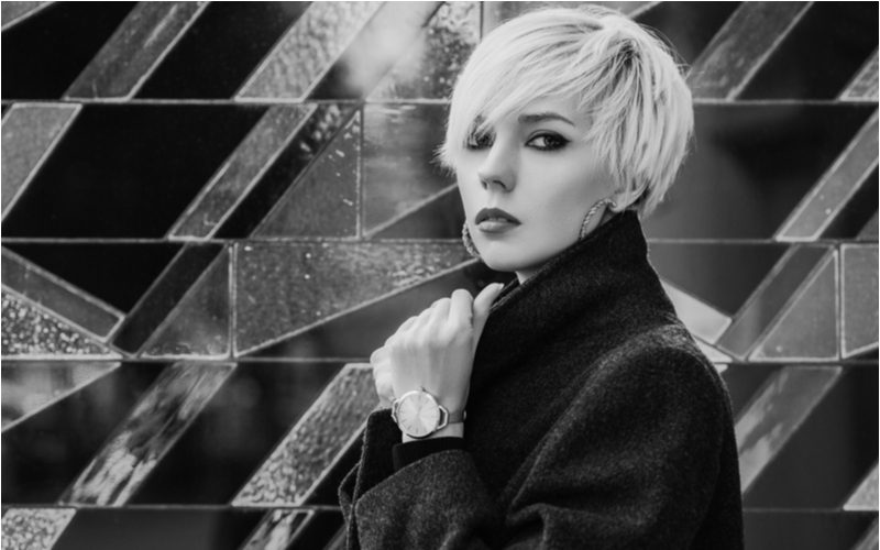 Side-Swept Shag in een zwart-wit afbeelding op een blonde vrouw met een wollen jas