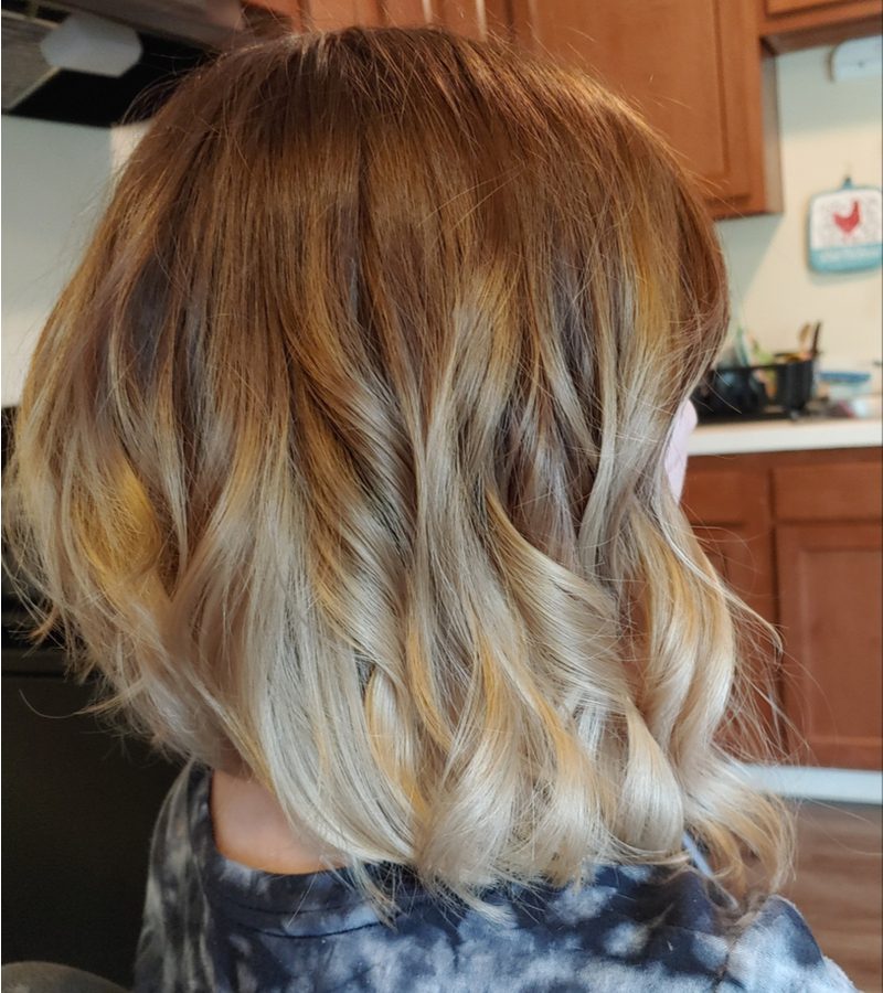 Ombre omgekeerde Lob op een vrouw in een tie dye shirt