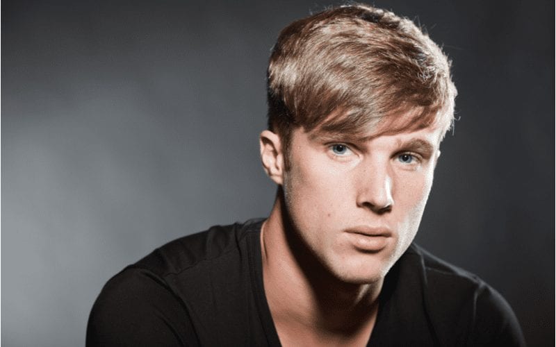 Man met een Fade With Side Swept Fringe voor een stuk over korte mannenkapsels