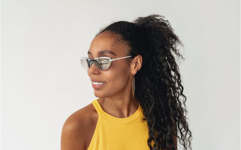 Half-Up Messy Ponytail zwart kapsel op een mooie vrouw met bril