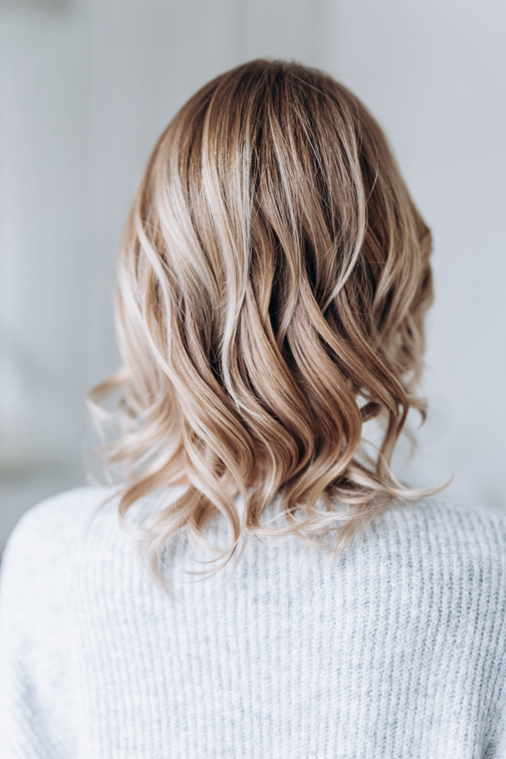 Een kapsel met medium laagjes getiteld Weightless Lob With Blended Layers