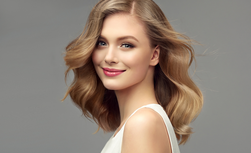 Shoulder Lob With Blended Face-Framing Layers, een kapsel met middellange lagen.