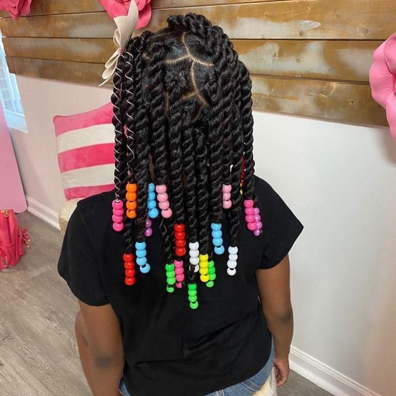 Als tweede voorbeeld van een peuters gevlochten kapsel, box braids op een jong afro-amerikaans meisje