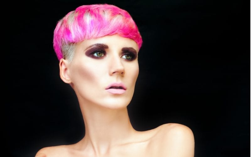 Drop mushroom bowl cut die vlekkerig roze gekleurd is op een vrouw met veel make-up op