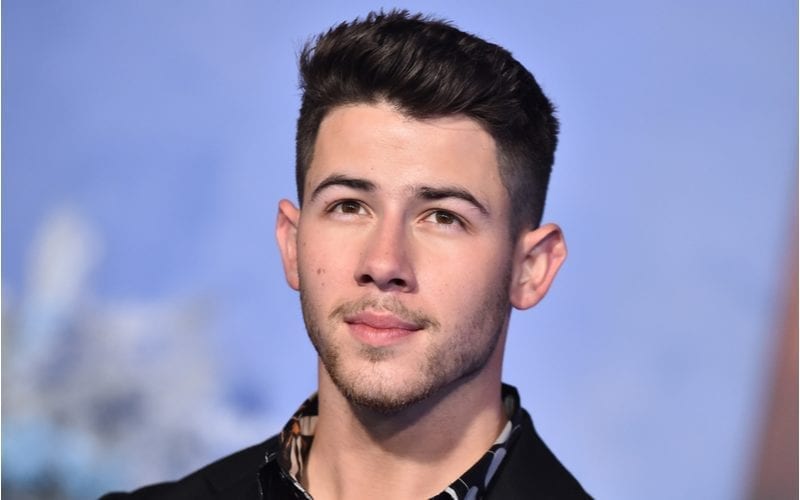 Om mannen te helpen beslissen welk kapsel ze moeten nemen, voorbeeld van een hartvormig gezicht op Nick Jonas