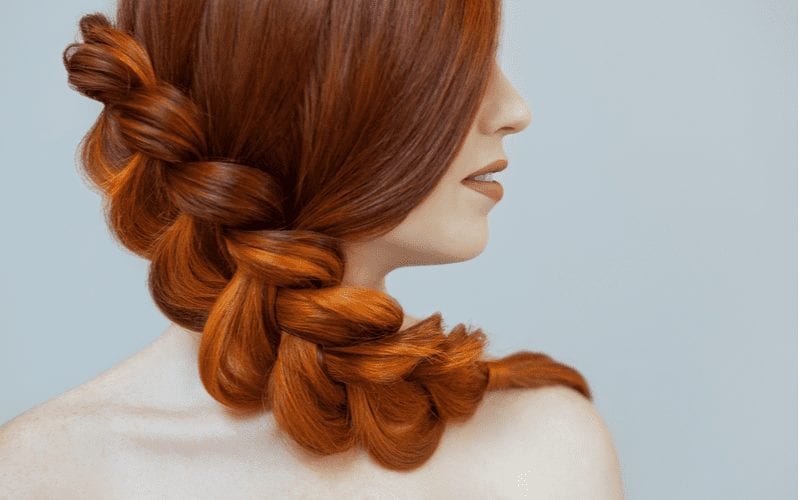 Diagonale Hollandse Vlecht op een vrouw met rood haar