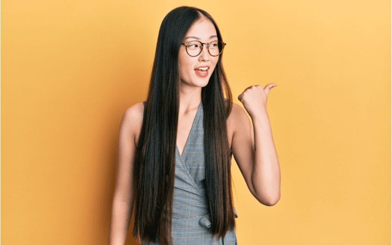 Jonge chinese vrouw met Ultra-Long Layerless Cut voor voorbeeld van lange kapsels voor vrouwen
