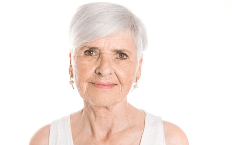 Dame met een geborsteld-forward pixie kort kapsel voor vrouwen boven de 60