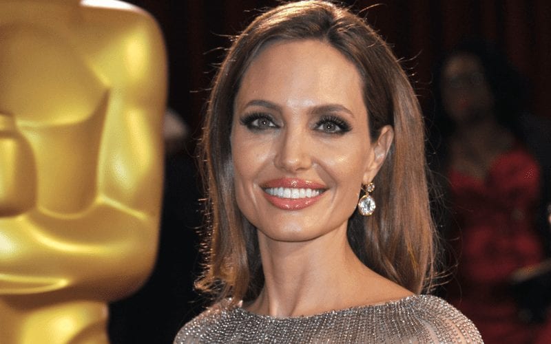 Angelina Jolie, die een vierkant gezicht heeft, poseert voor het academy award beeld met een lob kapsel