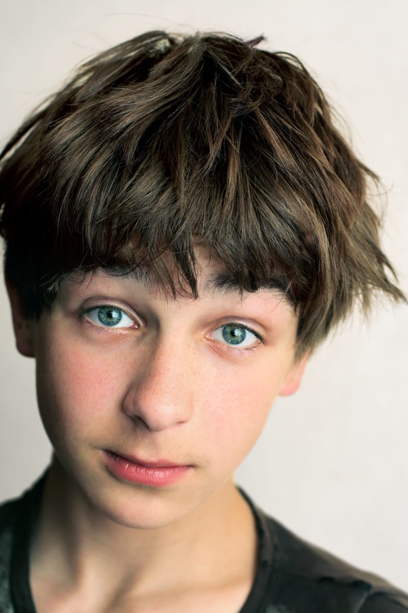 Portret van een nonchalante jongeman met een standaard tienerkapsel