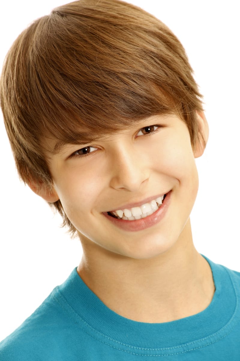 Portret van jonge lachende jongen