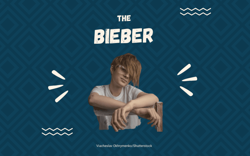 De Bieber Karen kapsel tegen blauwe vierkante achtergrond