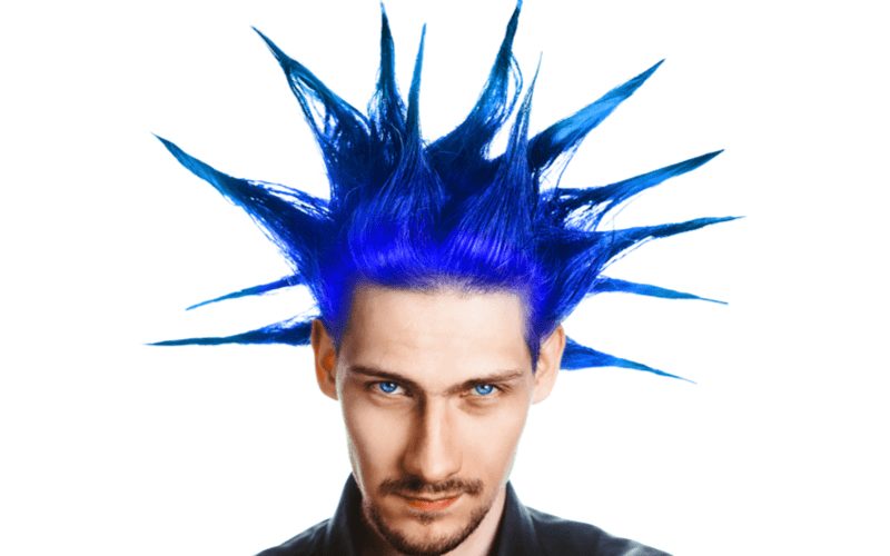 Man met extreme punk spikes die blauw en paars zijn voor een stuk over slechte kapsels