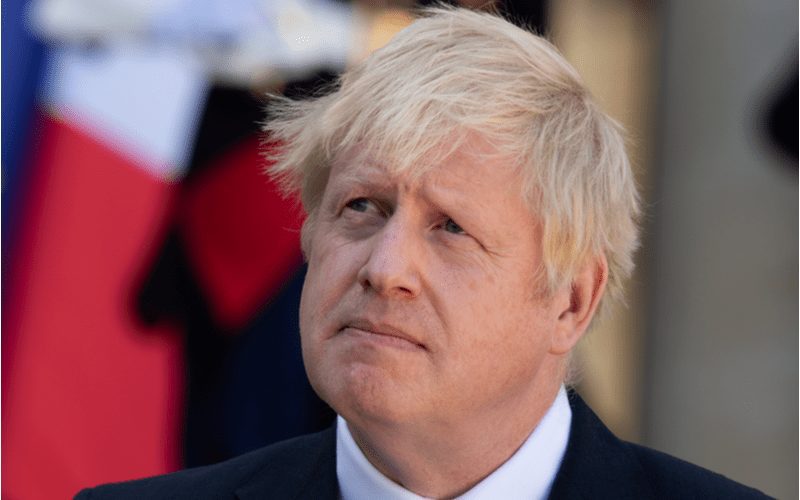 Foto van Boris Johnson met een kapsel dat we de BoJo noemen.