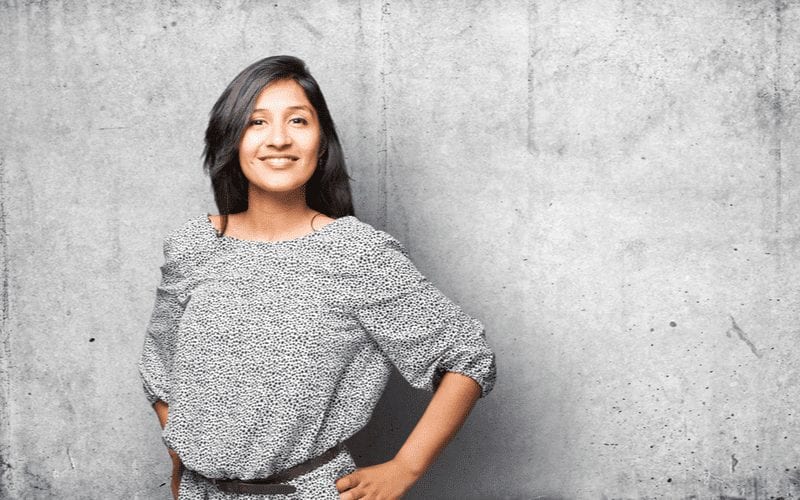 Gelukkige jonge Latina vrouw met een kort gelaagd kapsel