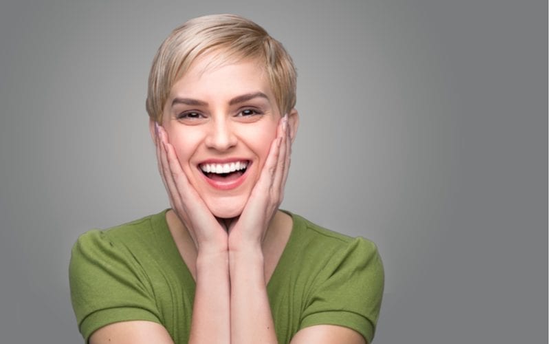 Schattig lachend verrast perfecte glimlach witte tanden blij met tandartsbezoek