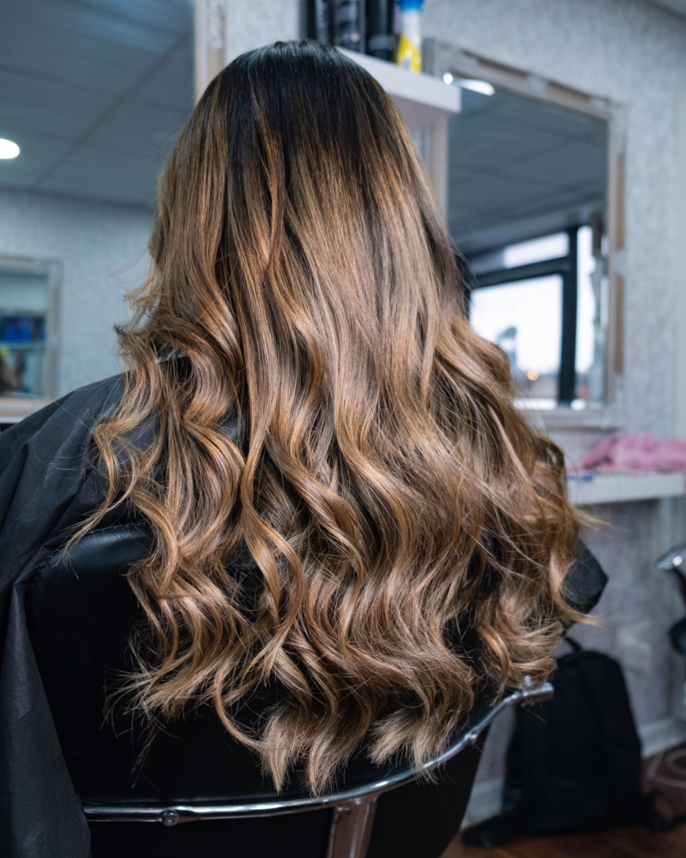 Voor een stukje over bruin haar ideeën, is iemand met Dark Espresso With Golden Bronze Balayage afgebeeld.