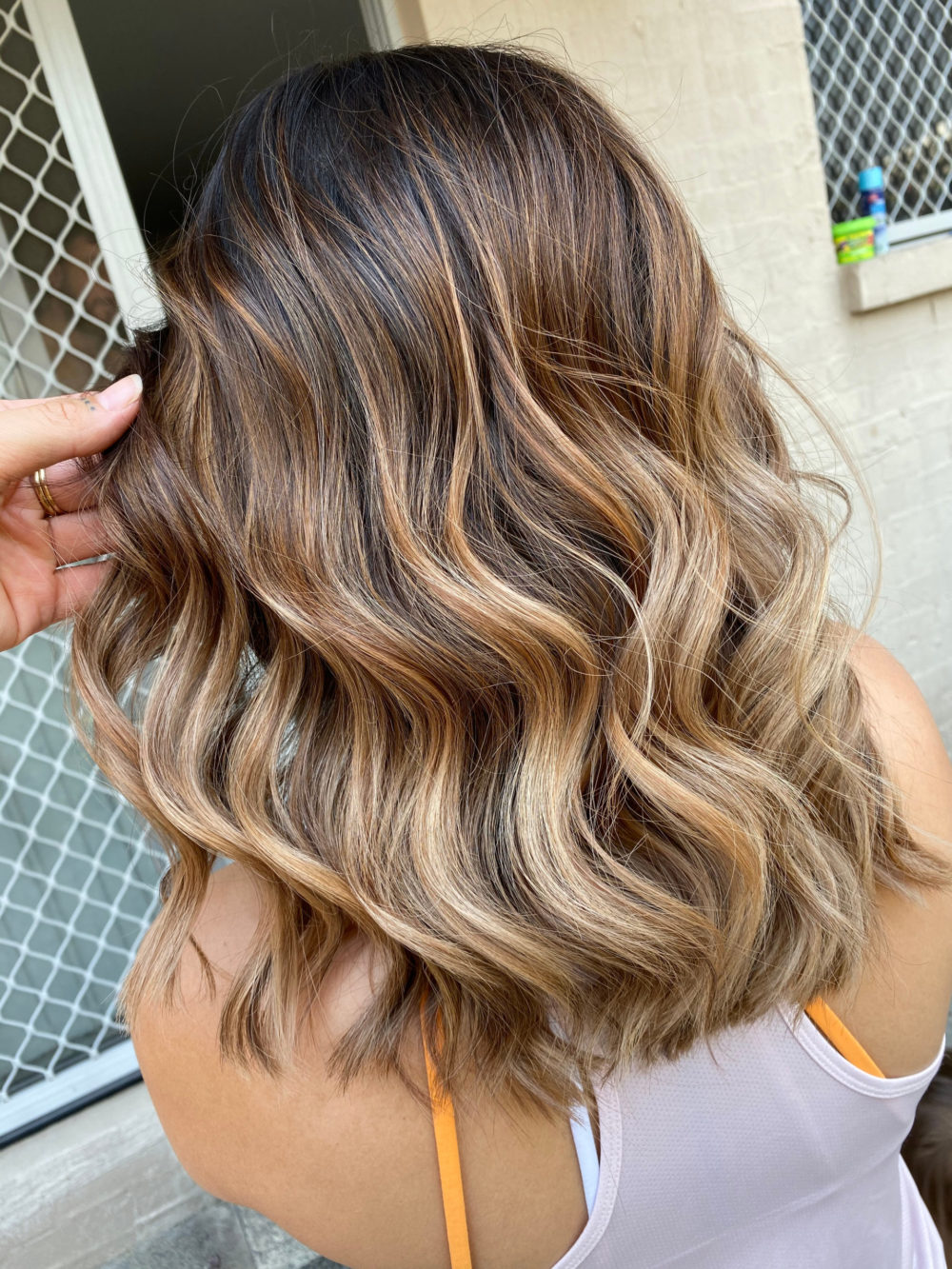 Vrouw met Multi-Toned Goudbruin en Blonde Balayage haar voor een bruin haar idee kapsel roundup