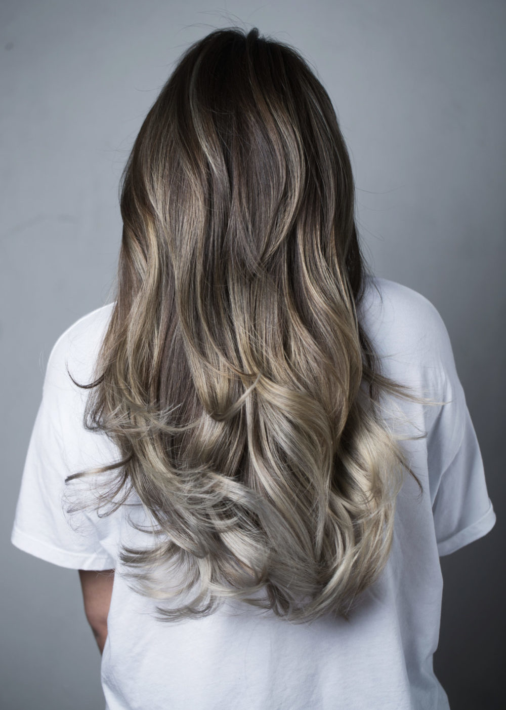 Donker asbruin en zilverachtig platina Balayage bruin haar idee