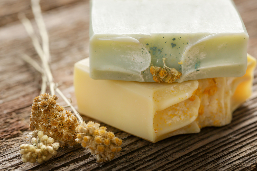 Shampoo bars op een tafel voor een stuk op de wash and go methode