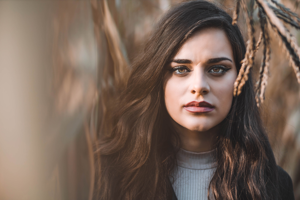 Vrouw afgebeeld met donker haar voor een stuk over de beste haarkleuren voor hazelnootkleurige ogen