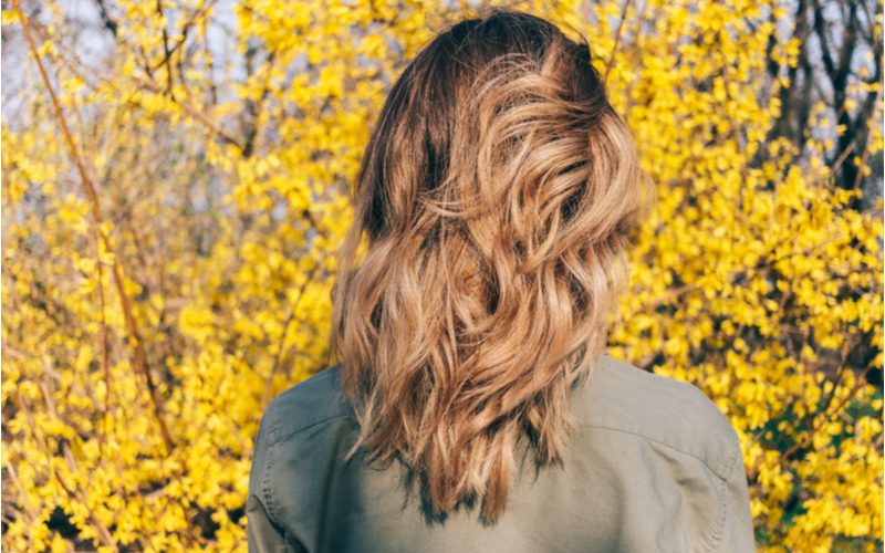 Vrouw die de beste shampoo voor golven op haar hoofd heeft gebruikt