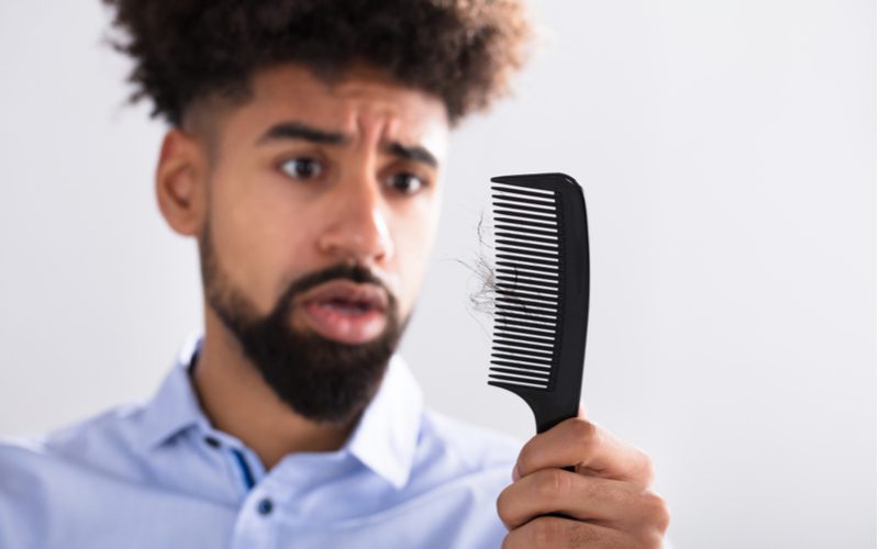 Kerel die de beste haargel voor zwart haar nodig heeft