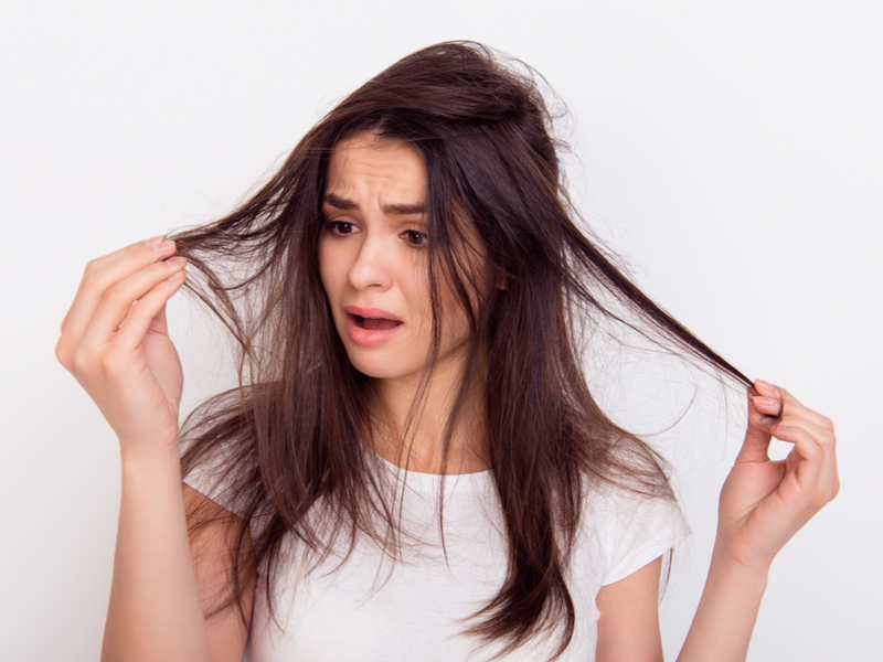 Vrouw in paniek omdat haar haarkleur vervaagt