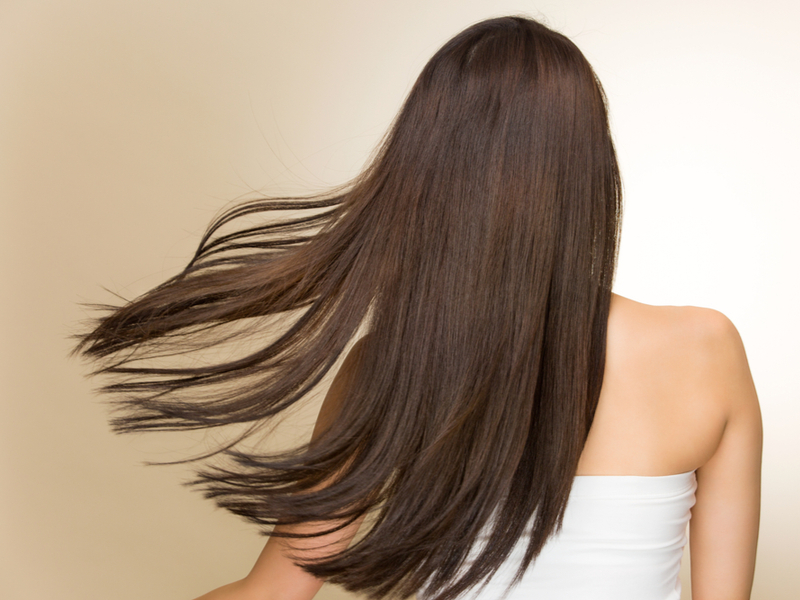 Vrouw met het 1C haartype met haar rug naar de camera