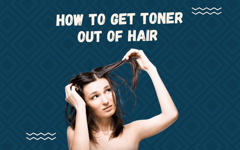 De afbeelding getiteld How to Get Toner Out of Hair toont een halfnaakte vrouw die de wortels van haar haar omhoog trekt en naar boven kijkt op een blauwe achtergrond.