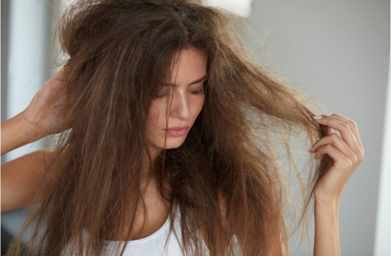 Vrouw ziet eruit als een hete puinhoop express af te vragen hoe te repareren beschadigd haar