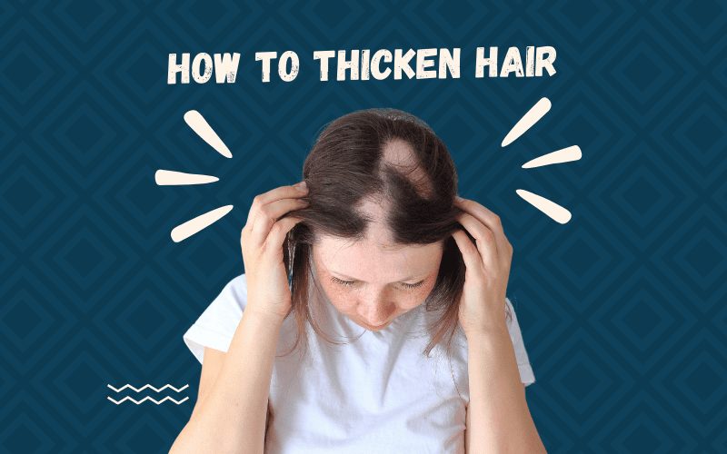 Afbeelding getiteld How to Thicken Hair met een vrouw met Alopecia die in de spiegel naar haar dunner wordende haar kijkt.