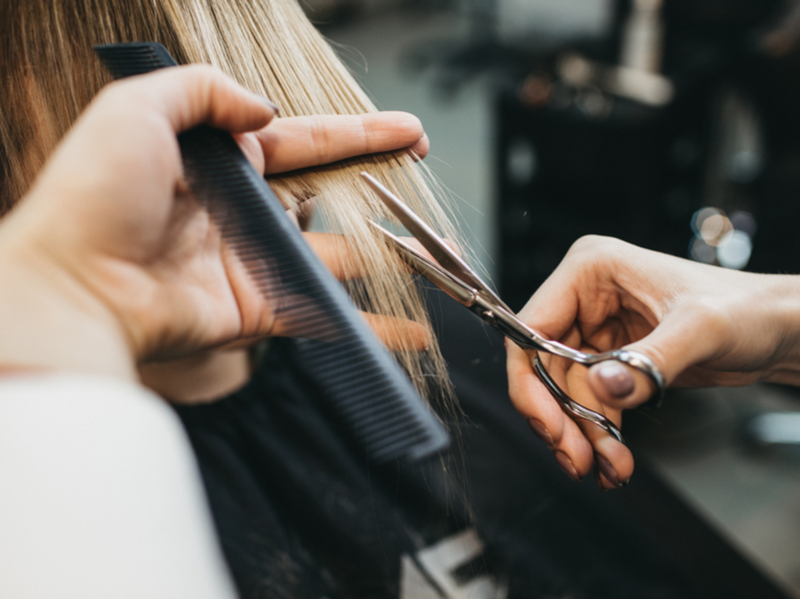 Vrouw texturiseert haar in een salon