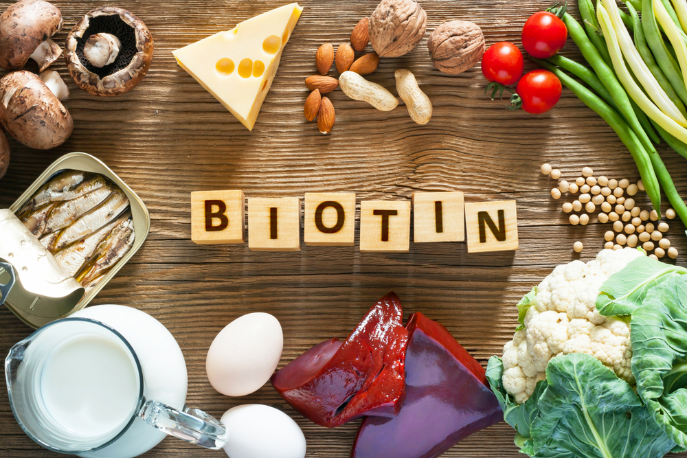 Afbeelding voor een stuk getiteld How Long Does It Take Biotin to Work met daarin een aantal voedingsmiddelen met deze vitamine erin