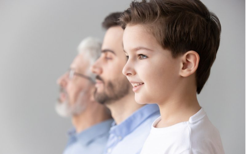 Beeld dat laat zien hoe genetica (afgebeeld in een familie met meerdere generaties) ervoor zorgt dat pony's drie tot vier maanden nodig hebben om uit te groeien.