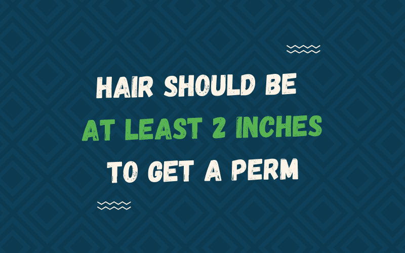 Afbeelding van hoe lang je haar moet zijn om een permanent te krijgen op een blauwe afbeelding met witte en crème letters.