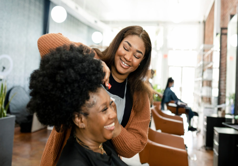 Vrouw in een kapsalon krijgt haar haar gedaan voor een stuk over hoe te zorgen voor natuurlijk haar