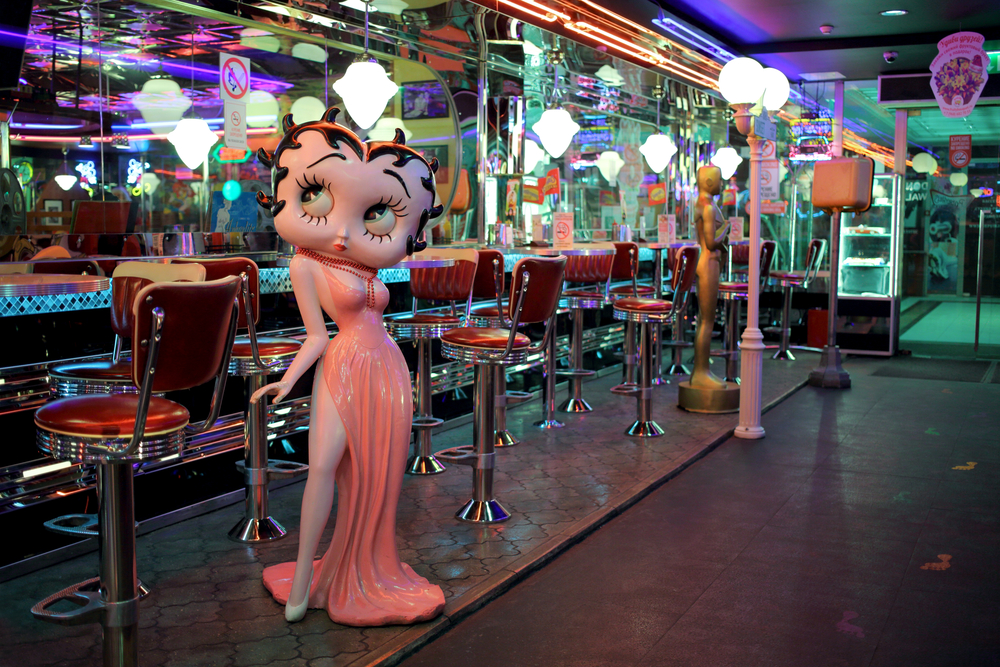 Beeldje van Betty Boop in een salon voor een stuk over randen voor Kaukasisch haar