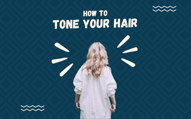 Afbeelding met de titel How to Tone Your Hair met een vrouw met verlicht haar die tegen een blauwe achtergrond glimlacht.