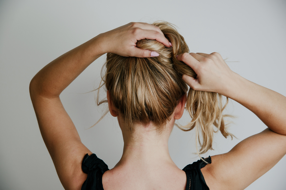 Een vrouw toont ons hoeveel haren er op een typisch menselijk hoofd zitten