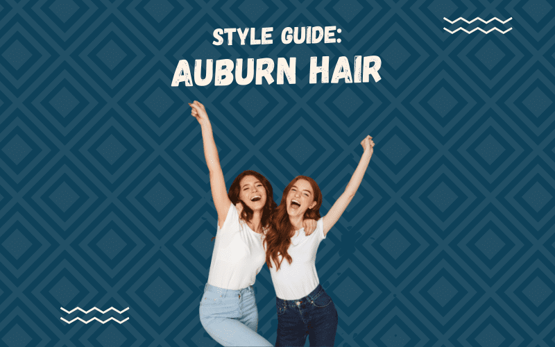 Afbeelding getiteld Style Guide Auburn Hair met twee vrouwen in jeans en witte shirts die naast elkaar zitten te juichen en hun armen in de lucht houden.