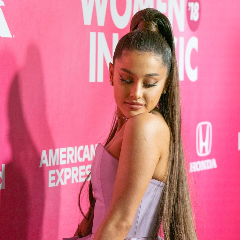 Ariana Grande rockt een strakke paardenstaart op het Billboards gala in 2018