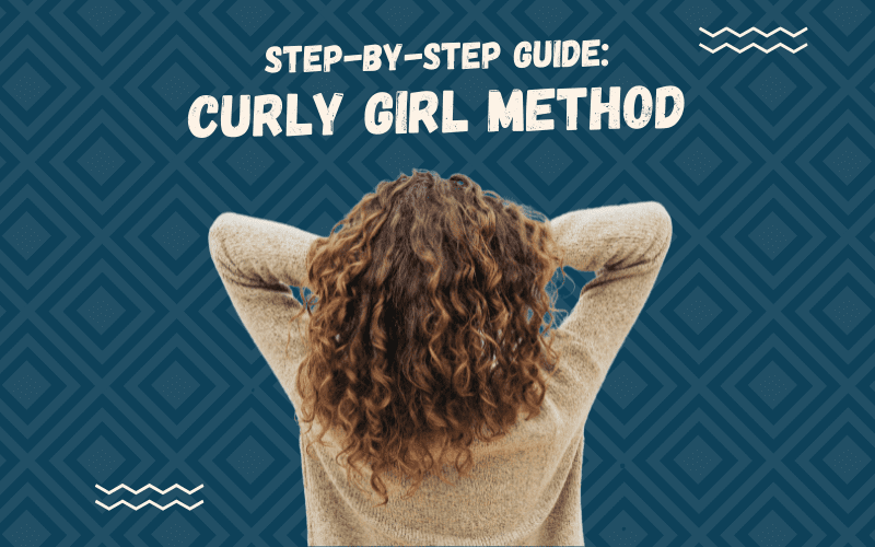 Afbeelding getiteld Stap voor Stap Gids: Curly Girl Method met een vrouw met natuurlijk krullend haar op een blauwe achtergrond